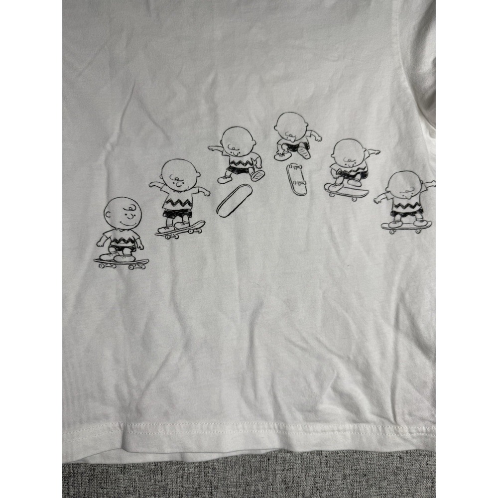 Uniqlo UTGP Peanuts Graphic Tee Black White Charlie Brown Skate‎ Board Kids 5/6 - Picture 2 of 6